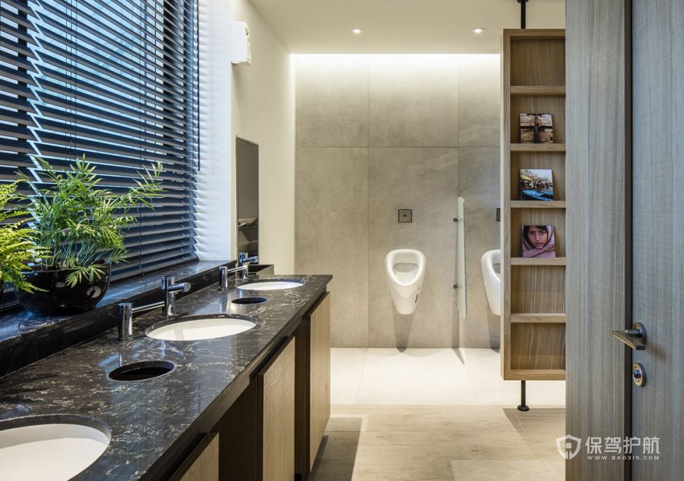 在办公室和厕所之间安放一道影壁起到玄关的作用