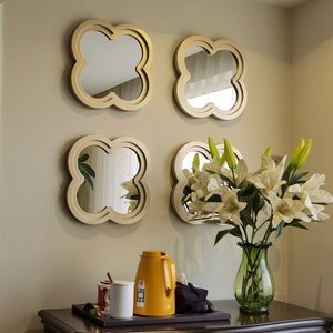 画的颜色最好不要与客厅整体色彩反差