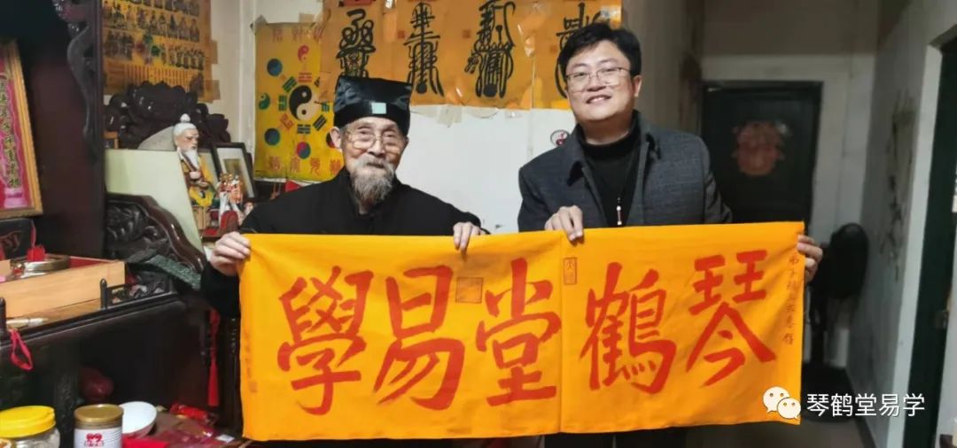 周易十二消息辟卦详解这个图的中心是空的，我们暂时不去管它