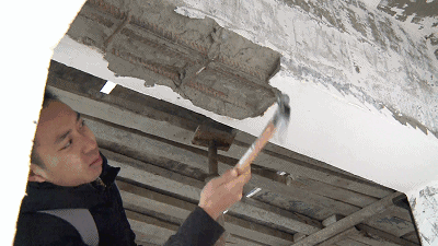 轻敲墙面水泥脱落8楼9楼竟连通业主质疑房屋质量维权