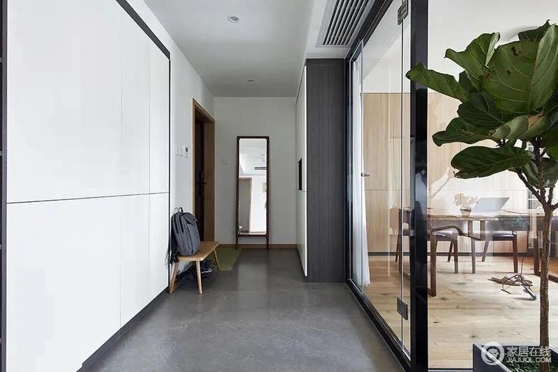 进门后的玄关空间，增加了空间通透感与采光