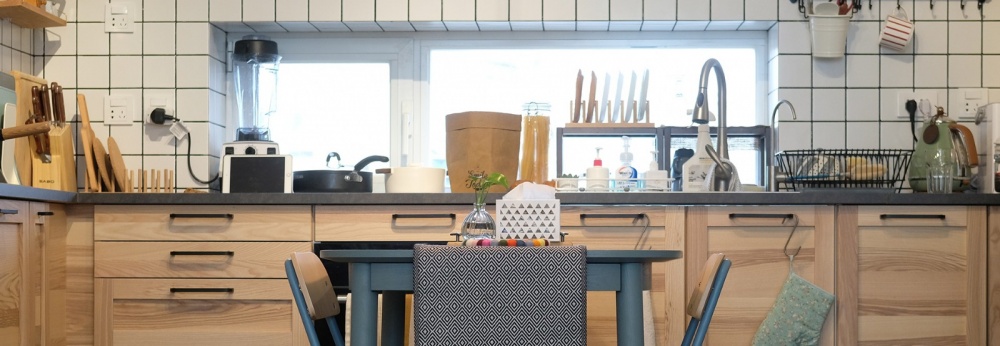 餐厅橱柜装修效果图原木与灰绿撞色,一张方桌让厨房潮流混搭厨房设计图片赏析