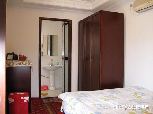 风水的话，还会觉得晦气！如果你家主卧卫生间对着床可以考虑这样设计！
