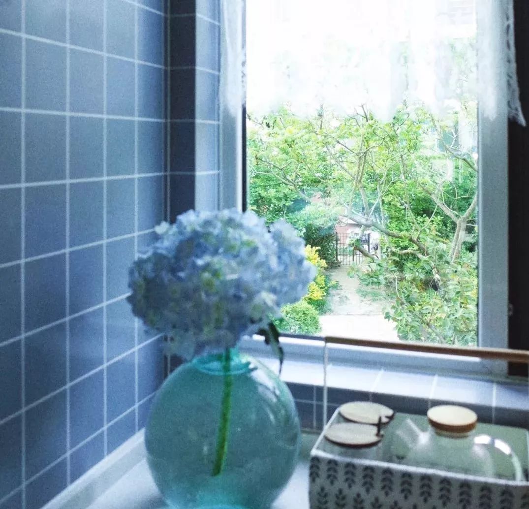 卧室墙面图案风水讲究_卧室墙面颜色 风水_卧室墙面挂饰风水