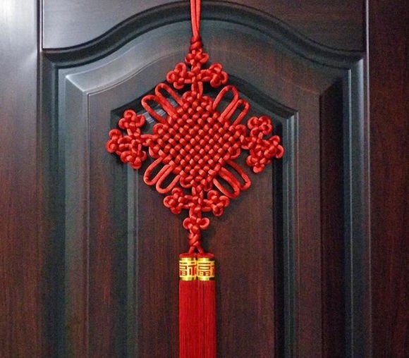 卧室门上挂中国结风水_风水卧室挂什么画好_卧室挂照片的风水