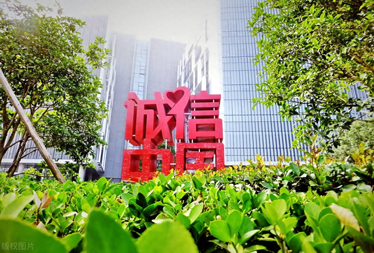 的卦画组合为兑下巽上，称作风泽中孚