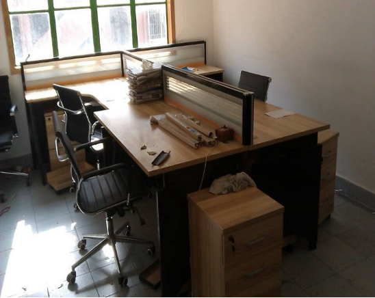 办公室的办公桌朝哪个方向好？